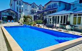 Laguna Beach Club Bazaleti Lake